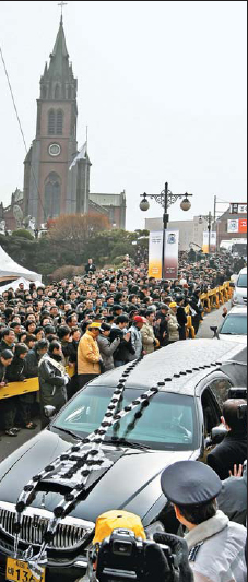 마지막 님의 모습  20일 오전 서울 명동성당을 가득 메운 시민들이 장례미사를 마친 운구행렬이 장지인 용인으로 떠나는 모습을 지켜보고 있다. 