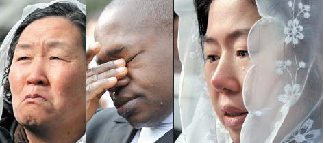 안타까운 손길… 눈물…  김수환 추기경을 보내는 이들의 마음은 한결같다. 20일 김 추기경의 장례미사를 찾은 사람들이 북받치는 슬픔을 이기지 못하고 눈물을 흘리고 있다.