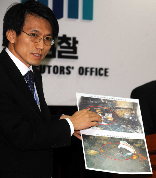 수원지검 안산지청 관계자가 22일 강호순이 2005년 장모와 전처를 방화 살해한 증거로 당시의 방화현장 사진과 사흘 뒤 현장감식 촬영사진을 제시하며 수사결과를 발표하고 있다.  안주영기자 jya@seoul.co.kr