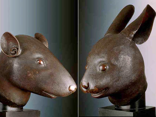 중국측이 강력하게 반환해줄 것을 요구하고 있는 청나라 시대 청동 12지신상 중 쥐머리(왼쪽)와 토끼머리 유물.