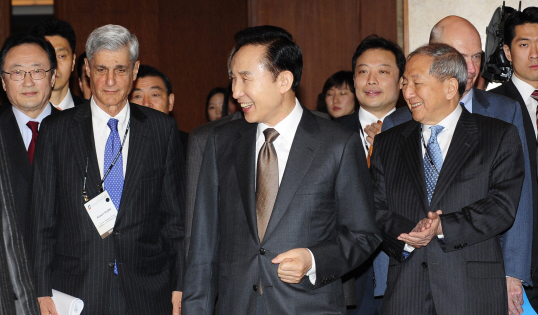 이명박 대통령이 23일 오전 서울 소공동 롯데호텔에서 열린 글로벌코리아 2009 개회식에 로버트 루빈(왼쪽) 전 미국 재무장관 등 참석자들과 입장하고 있다.  최해국기자 seaworld@seoul.co.kr 