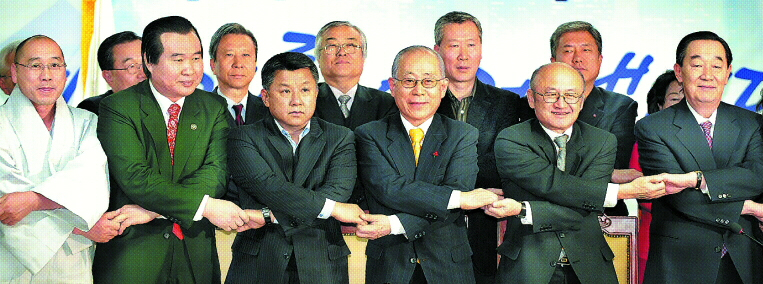 11년만에 맞잡은 손 