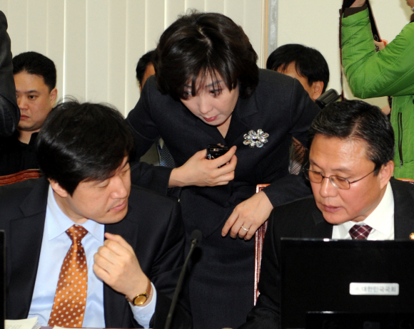23일 국회 문화체육관광방송통신위 전체회의에서 한나라당 안형환·나경원·성윤환(왼쪽부터) 의원이 미디어 관련법의 상정 문제를 놓고 의견을 나누고 있다. 안주영기자 jya@seoul.co.kr