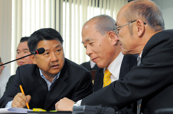 23일 오전 서울 여의도 경제사회발전노사정위원회(노사정위) 대회의실에서 열린 노사민정 비상대책위원회에서 김대모 노사정위 위원장, 이세중 전 대한변호사협회 회장, 장석춘 한국노총 위원장(오른쪽부터)이 ‘경제위기 극복을 위한 노사민정 합의문’을 살펴보고 있다. 이호정기자 hojeong@seoul.co.kr 
