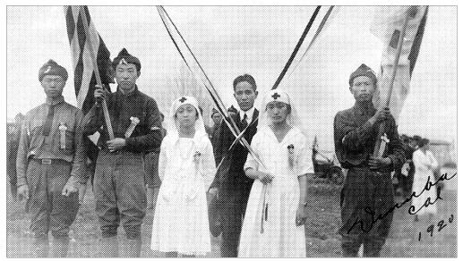 3·1운동은 민중이 역사의 주체로 떠오른 역사적 사건으로, 한국사 뿐 아니라 세계사적으로도 큰 의미를 지녔다는 평가를 받고 있다. 사진은 1920년 미국 캘리포니아주에서 열린 한인 3·1운동 1주년 기념식에 참가한 적십자사 여성 회원과 청년들.  서울신문 포토라이브러리