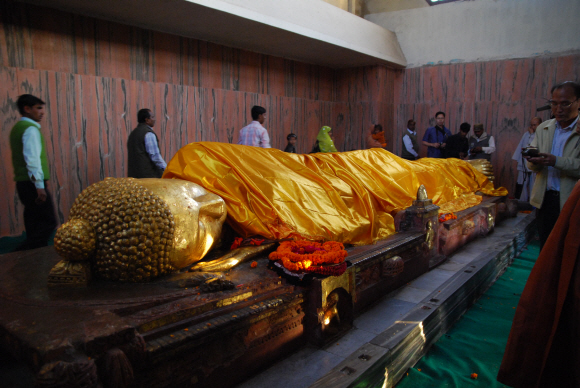 쿠시나가르의 석가모니 부처님 열반당. 사라쌍수 아래서 입적한 당시의 모습을 그대로 재현해 모신 거대한 열반상이 있어 순례객들이 가장 많이 찾는 성지 중 하나이다.