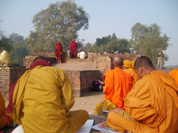 슈라바스티 기원정사의 간다 쿠티에서 경전을 봉독하는 인도 스님들.