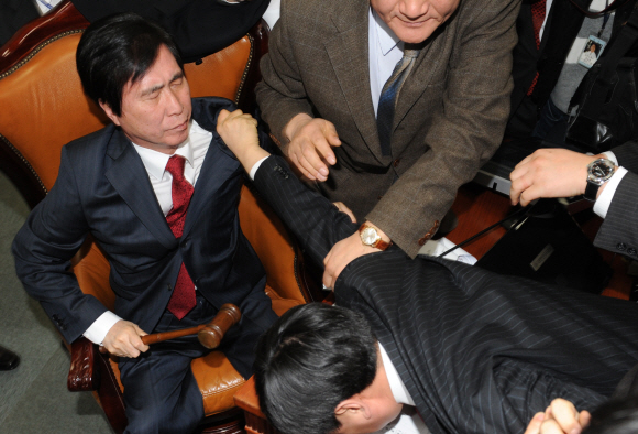 고흥길(왼쪽) 국회 문화체육관광방송통신위원장이 25일 문방위에서 미디어법을 일괄 상정하자 민주당 의원들이 이를 막으려 하고 있다. 고 위원장은 “일괄상정할 수밖에 없다.”면서 미디어법을 직권 상정했다. 이언탁기자 utl@seoul.co.kr