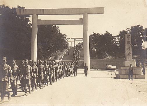 일본군 평양 제2훈련소 소속 조선인 훈련병들이 지난 1944년 강제로 신사참배를 마친 뒤 신사를 나서고 있는 모습. ‘시베리아 삭풍회’ 회원 황희성(85)옹이 소장하고 있는 사진으로 27일부터 국회도서관에서 열리는 ‘시베리아 억류자 귀환 60주년 기념’ 전시회에 전시될 예정이다. 민족문제연구소 제공 