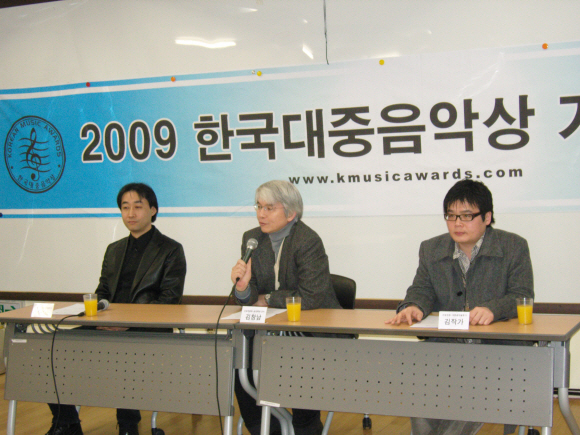한국대중음악상 시상식 선정위원장인 김창남(가운데) 성공회대 교수가 26일 기자회견을 열고 정부의 갑작스러운 지원 중단에 유감을 표명하면서 앞으로의 계획을 밝히고 있다. 왼쪽과 오른쪽은 각각 대중음악평론가인 박은석·김작가씨. 홍지민기자 icarus@seoul.co.kr 