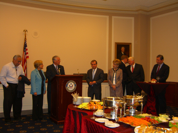 25일(현지시간) 워싱턴 미 의회에서 열린 이태식(맨 오른쪽) 주미대사 환송연에 참석한 미 의원들. 워싱턴 김균미 특파원 