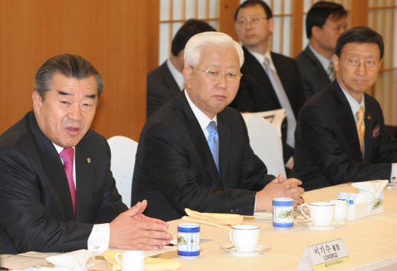 고려대학교 이기수(왼쪽) 총장이 26일 서울 중구 프레지던트 호텔에서 열린 한국대학교육협의회 이사회에 참석하고 있다. 이날 대교협 윤리위원회는 조사결과 고려대는 고교등급제를 적용하지 않았다고 보고했다.  안주영기자 jyad@seoul.co.kr 