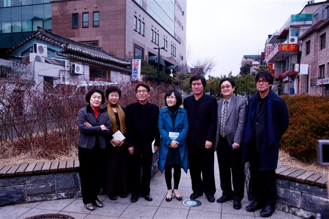 지난 24일 서울 인사동에서 열린 ‘춘천, 마음 으로 찍은 풍경’의 출간 기자간담회에 참석한 문인들. 왼쪽부터 유안진, 오정희, 이승훈, 한명희, 박남철, 박찬일, 이문재씨. 문학동네 제공 