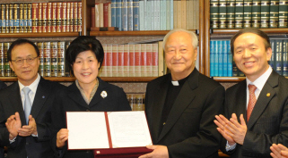 전재희(왼쪽에서 두번째) 보건복지가족부 장관이 27일 오전 천주교 서울대교구를 방문, 복지부와 산하 기관 직원 1795명이 작성한 장기 기증 신청서를 정진석 추기경에게 전달하고 있다. 오른쪽부터 윤여표 식품의약품안전청장, 정진석 추기경, 전 장관, 송재성 건강보험심사평가원장.  이언탁기자 utl@seoul.co.kr