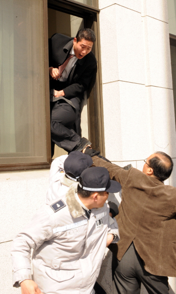 국회가 27일 민주당의 본회의장 앞 집회를 앞두고 질서유지를 위해 본청 출입제한 조치를 내리고, 민주당 당직자와 보좌진 등의 출입을 통제하자 곳곳에서 몸싸움과 시비가 벌어졌다. 김명국기자 daunso@seoul.co.kr