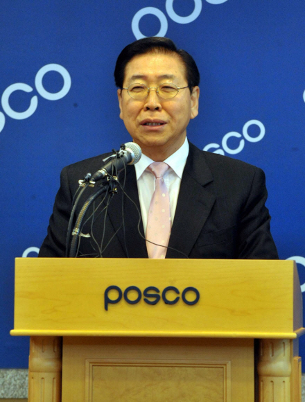 정준양 포스코 신임 회장이 27일 서울 강남구 포스코 센터에서 취임 직후 기자회견을 하고 있다. 손형준기자 boltagoo@seoul.co.kr 