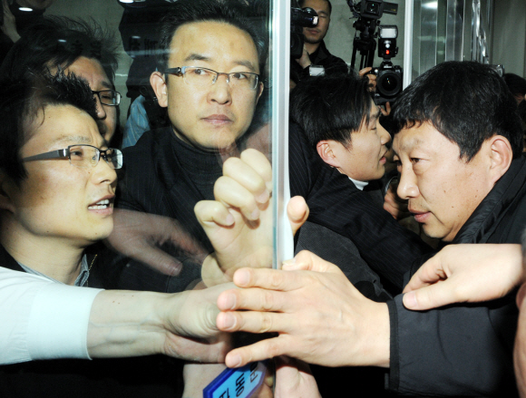 실랑이 벌이고…  국회 사무처가 27일 오후 국회 본청 출입을 제한하자 민원실 입구에서 야당 당직자들이 국회 직원들과 실랑이를 벌이고 있다. 안주영기자 jya@seoul.co.kr 