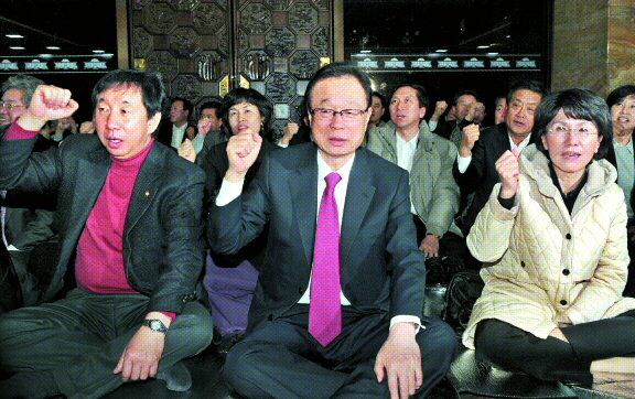 한나라 본회의장 앞 농성