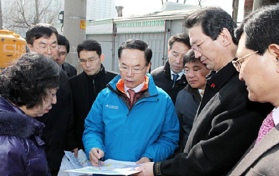 양대웅(가운데) 구청장이 주민들에게 신도림동 주변 개발에 대한 구상을 설명하고 있다.  구로구 제공