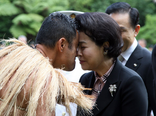 영부인의 코 키스