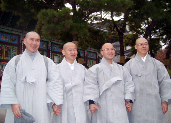 불교 승단의 정화와 개혁을 이루자는 뜻을 모아 6일 창립하는 ‘대중결사’의 주역들이 조계사 대웅전 앞에서 웃고 있다. 왼쪽부터 마가,만초,금강,선오 스님. 