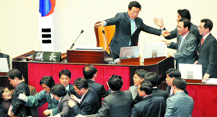 2월 임시국회 마지막 본회의가 열린 3일 밤 야당 의원들이 국회의장석으로 몰려가 의사진행 방식 등을 문제삼아 이윤성 국회부의장에게 강하게 항의하고 있다. 김명국기자 daunso@seoul.co.kr