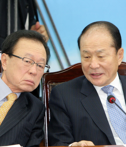 한나라당 박희태 대표와 이상득 의원이 4일 오전 여의도 당사에서 열린 최고중진연석회의에서 심각하게 얘기하고 있다.  연합뉴스