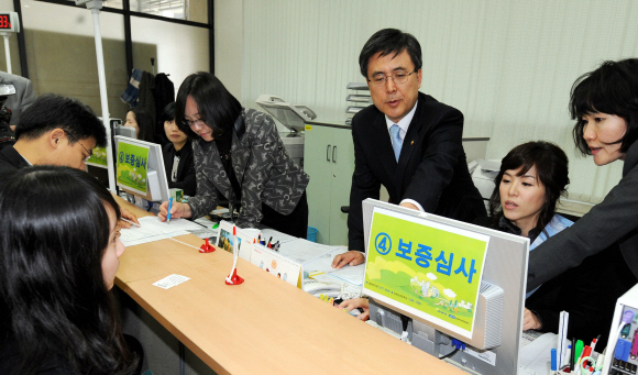 금융위원장 신용회복지원센터 찾아  진동수(오른쪽 세번째) 금융위원장이 4일 오전 서울 역삼동 신용회복지원센터를 방문, 대출연체자에 대한 신용회복 지원 현황을 살펴보고 있다. 안주영기자 jya@seoul.co.kr 