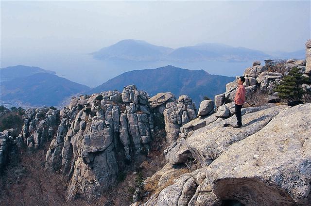 상사바위에 올라서면 기암괴석들과 쪽빛 바다, 그리고 한려해상의 빛나는 섬들이 한바탕 어우러진다.