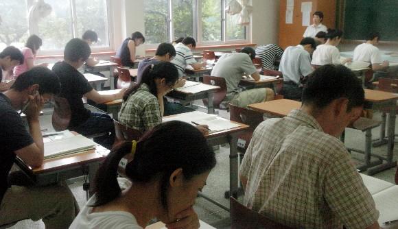 오는 9일 대전시 9급 공무원 시험 원서접수를 시작으로 지방직 공무원 시험 일정이 본격화된다. 올해는 행정안전부가 문제를 통합 출제하고 지역별 시험도 동시에 치러지는 첫 해로 수험생들의 대비가 필요하다. 사진은 응시생들이 7급 공무원 공채시험을 보고 있는 모습.  서울신문 포토라이브러리 