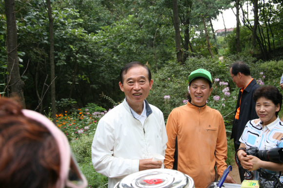 서울 강북구가 녹색성장 사업에 구정을 집중하기로 한 가운데 김현풍(맨 왼쪽) 구청장이 구민들과 삼각산을 오르며 이야기를 나누고 있다. 강북구 제공 