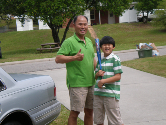김창중 준위가 아들 선우군과 함께 화목한 모습으로 포즈를 취하고 있다.