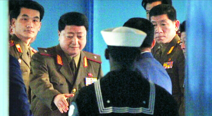 6일 판문점에서 열린 유엔사와 북한군의 장성급 회담에서 북측 곽철희(왼쪽) 소장이 남측 이창현 공군 준장에게 손을 내밀고 있다. 판문점 도준석기자 pado@seoul.co.kr 