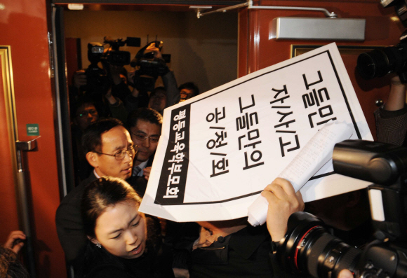 시민단체 “자율형 사립고 반대” 9일 자율형 사립고 운영 및 지정방안 탐색에 관한 공청회가 열린 서울 이화여고 백주년기념관에서 공청회 반대를 주장하는 평등교육학부모회 등 시민단체 회원들이 행사장 안으로 들어가려다 제지당하고 있다. 안주영기자 jya@seoul.co.kr