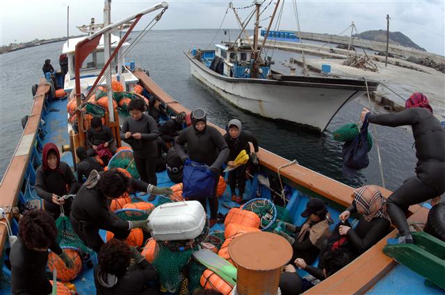 제주 한림지역 해녀들이 물질을 나가기 위해 배에 오르고 있다. 제주 해녀들은 가까운 바다를 생계가 어려운 노인을 위한 ‘할망바당’으로 정하는 등 나눔을 일상 생활화하고 있다. 제주해녀박물관 제공