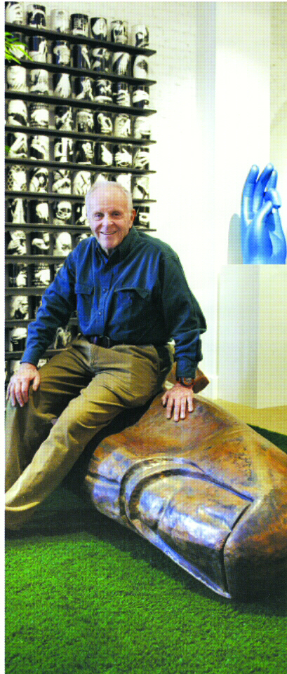 15년 동안 손을 주제로 세계적 컬렉션을 만든 헨리 불. 뒤에 보이는 아미타불의 파란 손은 한국 조각가 노상균의 작품이다. 대림미술관 제공