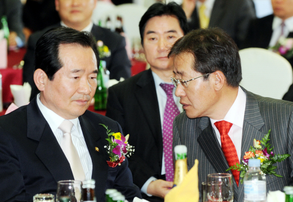 밀담 민주당 정세균(왼쪽) 대표와 한나라당 홍준표 원내대표가 10일 여의도 한국노총 대강당에서 열린 한국노총 창립 63주년 기념식에 참석, 심각한 표정으로 뭔가를 얘기하고 있다. 김명국기자 daunso@seoul.co.kr 