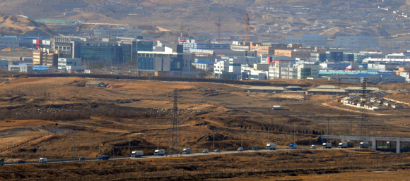 다시 열린 개성공단 10일 북한측과의 합의로 개성공단 통행 등 남북한 육로통행이 재개되면서 이날 오후 개성공단을 떠난 차량들이 경기 파주시 장단면 도라산 경의선 남북출입사무소로 돌아오고 있다. 멀리 보이는 건물들이 개성공단이다. 손형준기자 boltagoo@seoul.co.kr 