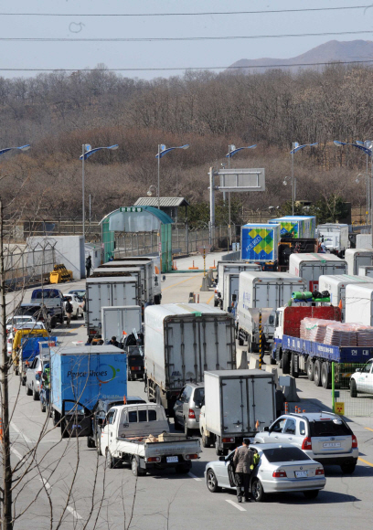 북측에 의해 일방적으로 차단됐던 남북 육로 통행이 하루만인 10일 재개됐다. 이에 따라 개성공단으로 가려는 화물차 등이 경기 파주시 장단면 도라산 경의선 남북출입사무소 앞에서 대기하고 있다. 손형준기자 boltagoo@seoul.co.kr