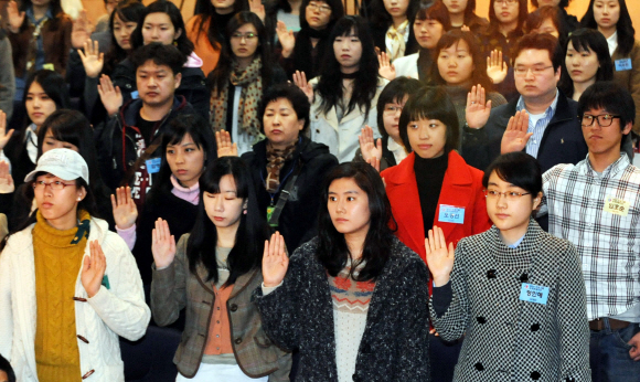 11일 서울 도렴동 외교통상부 강당에서 열린 한·미 대학생 연수취업(WEST) 프로그램 1기 출범식에서 연수생으로 선발된 학생들이 선서를 하고 있다. 이언탁기자 utl@seoul.co.kr