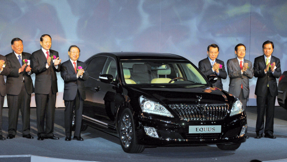 초대형 럭셔리 11일 서울 한남동 하얏트호텔에서 열린 신형 에쿠스 발표회. 왼쪽부터 정몽구 현대기아차 회장, 이상득 한나라당 의원, 조석래 전경련 회장, 한승수 국무총리, 홍준표 한나라당 원내대표.  도준석기자 pado@seoul.co.kr 