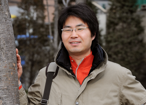 ‘한국문학과 그 적들’을 펴낸 문학평론가 조영일. 문학 권력에 대한 통렬한 비판으로 문학애호가들에게 주목받는 그를 문단은 정작 철저히 외면하고 있다. 류재림기자 jawoolim@seoul.co.kr