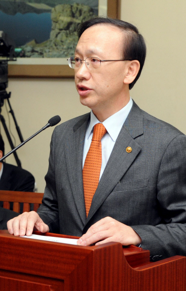 현인택 통일부장관이 12일 국회 외교통상통일위원회 전체회의에서 최근 북한 동향에 대해 긴급현안보고를 하고 있다. 이언탁기자 utl@seoul.co.kr