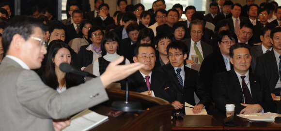 서울 프레스센터에서 12일 열린 제4회 그린에너지 포럼에서 참석자들이 발제자의 발표를 경청하고 있다. 