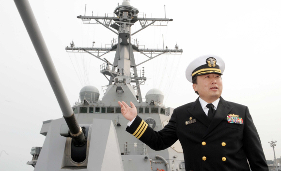 한·미 연합훈련 ‘키 리졸브’ 훈련 참가를 위해 강원 동해항에 정박 중인 미국 이지스 구축함 채피함(Chafee·9200t) 함장인 최희동(42) 미 해군 중령. 최 중령은 인천 선인중을 마치고 미국으로 떠나 미 해군에 입대했다. 동해 정연호기자 tpgod@seoul.co.kr 