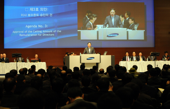 111개 대기업 주주총회가 열린 13일 이윤우 삼성전자 부회장이 서울 서초동 삼성전자 사옥에서 제40기 정기주주총회를 진행하고 있다. 도준석기자 pado@seoul.co.kr