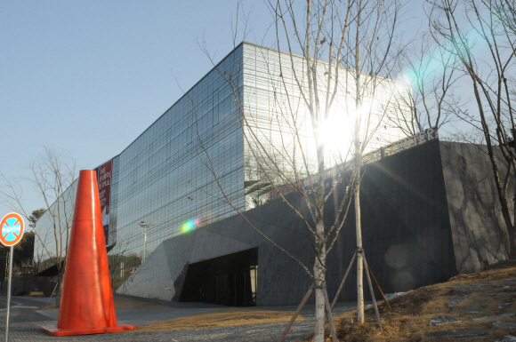 백남준아트센터. 왼쪽은 데니스 오펜하워의 4m 크기의 대형 ‘뿔’.