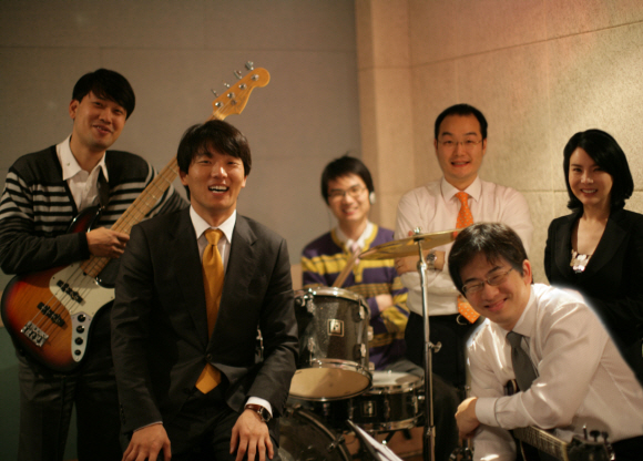 인도네시아에 학교를 짓기 위해 14일 콘서트를 여는 포스닥 신철호(왼쪽 두번째) 대표 등 IT 전문가들이 13일 막바지 공연 연습을 하고 있다.