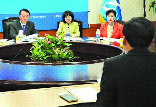 공천심사 13일 서울 여의도 한나라당 당사에서 열린 ‘4·29 재보선’ 공천신청자 면접에서 한 신청자가 안경률(왼쪽) 공천심사위원장 등의 심사를 받고 있다. 이언탁기자 utl@seoul.co.kr