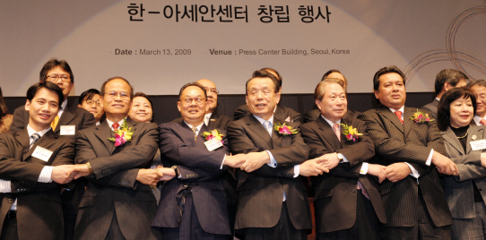 13일 서울 프레스센터에서 열린 한·아세안센터 창립식에서 한승수(앞줄 가운데) 총리 등이 손을 맞잡고 기념사진을 찍고 있다. 한·아세안센터는 한국과 아세안 10개 회원국의 무역 증대와 문화 교류 등을 지원한다.  정연호기자 tpgod@seoul.co.kr
